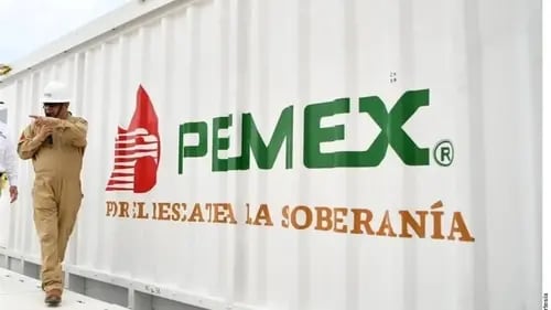 Alertan que deudas podrían provocar caídas en Pemex