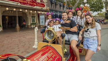 Jacky Bracamontes se divierte en Disneyland